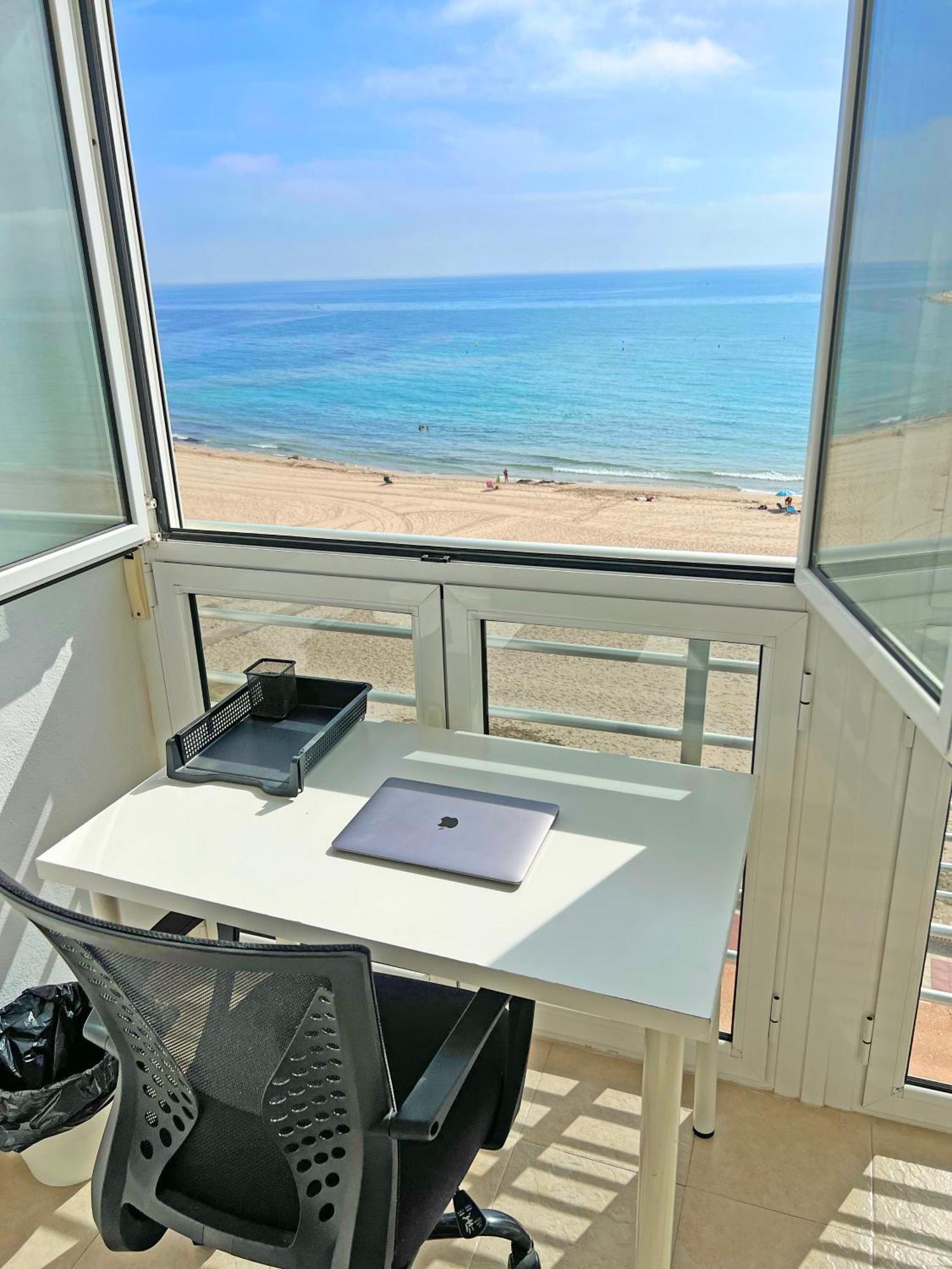 شقة Atico Frente Al Mar 2 Terrazas Barbacoa Y Parking Sujeto A Disponibilidad إل كامبيلو المظهر الخارجي الصورة